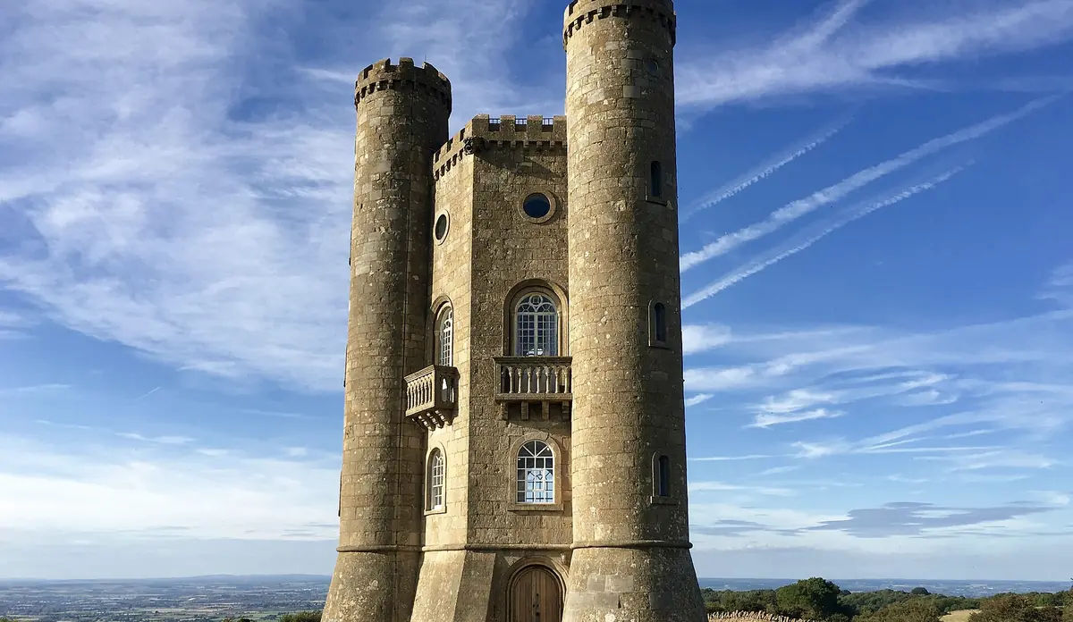 La Broadway Tower sulla collina, sotto un cielo azzurro