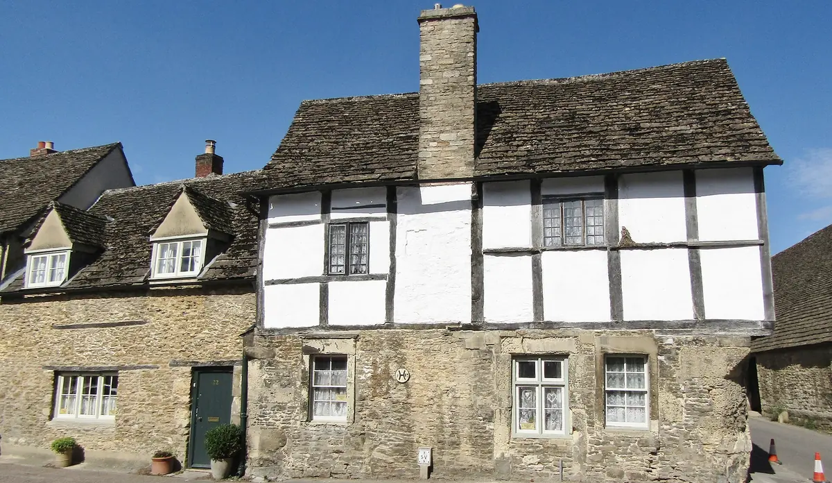 Case in pietra e a graticcio nel villaggio di Lacock