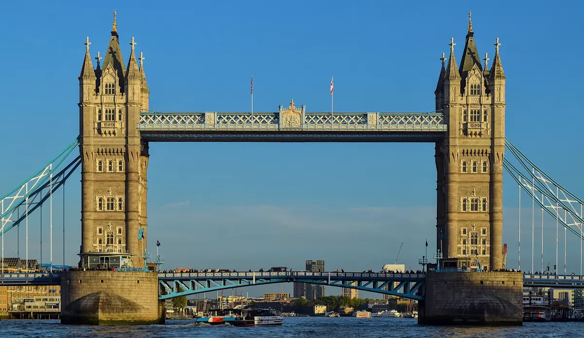 Il Tower Bridge sul Tamigi nella luce del pomeriggio