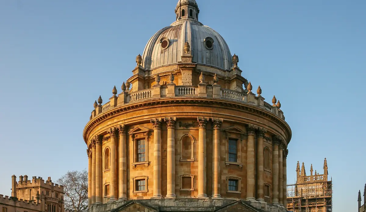 La Radcliffe Camera di Oxford illuminata dal sole