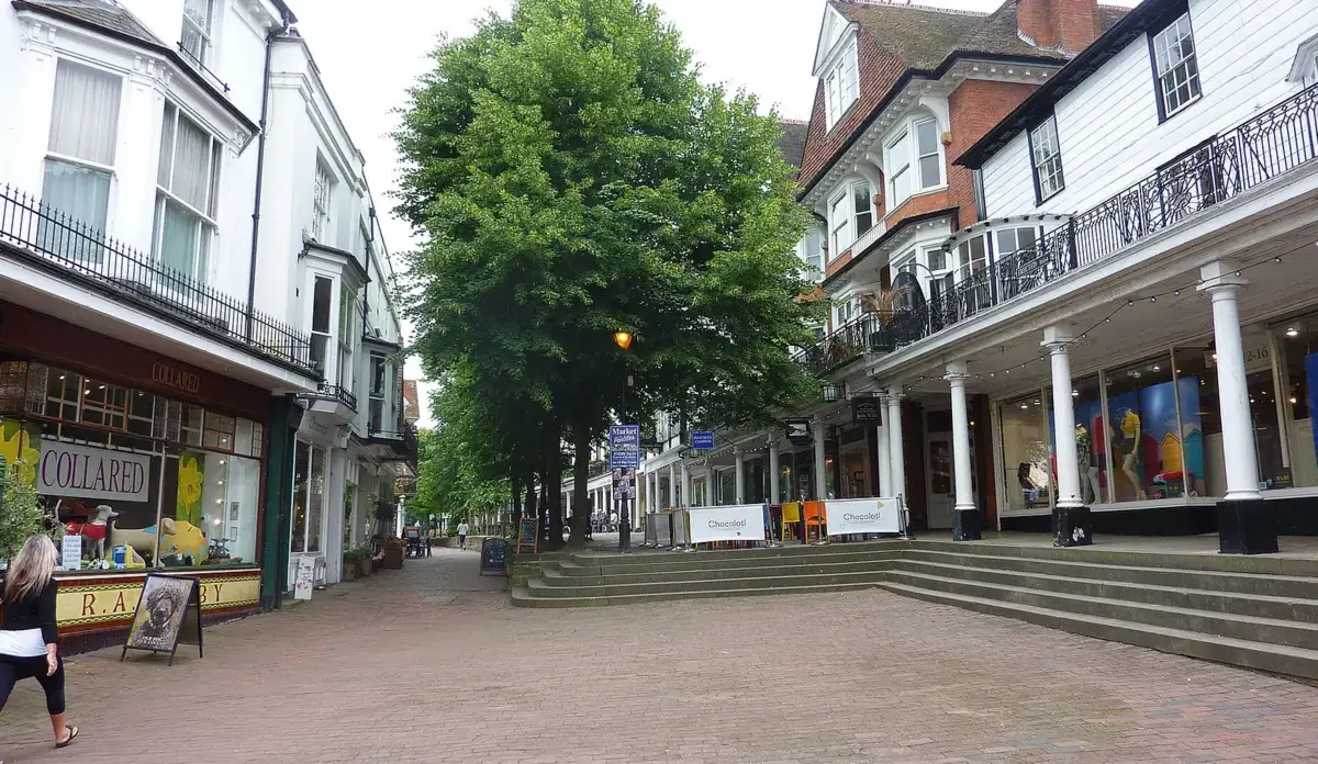Il colonnato georgiano dei Pantiles a Royal Tunbridge Wells